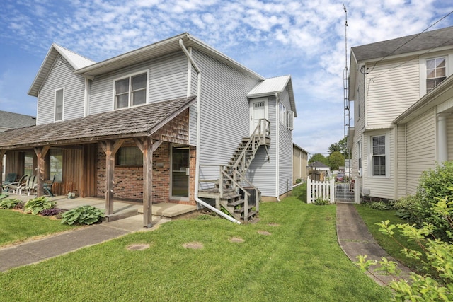 view of front of house with a front lawn