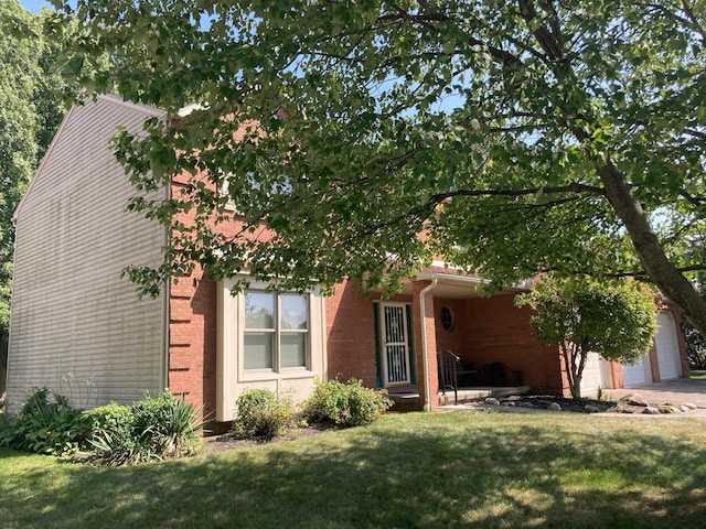 view of front of property with a front lawn