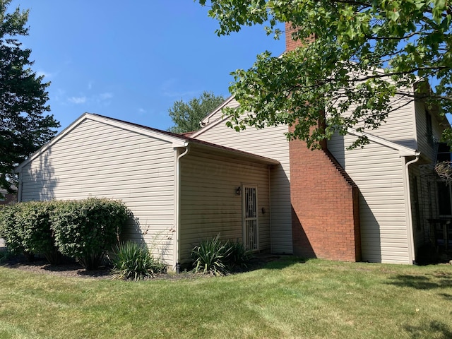 view of side of property featuring a yard