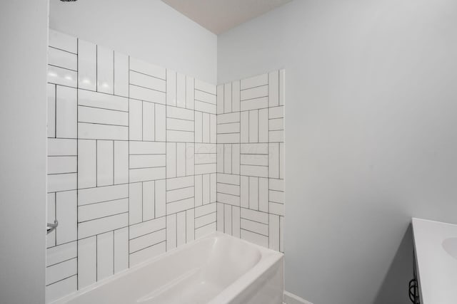 bathroom featuring tiled shower / bath combo