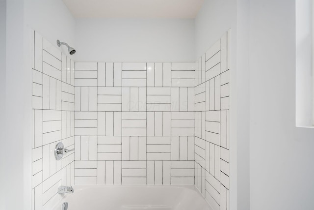 bathroom featuring tiled shower / bath combo