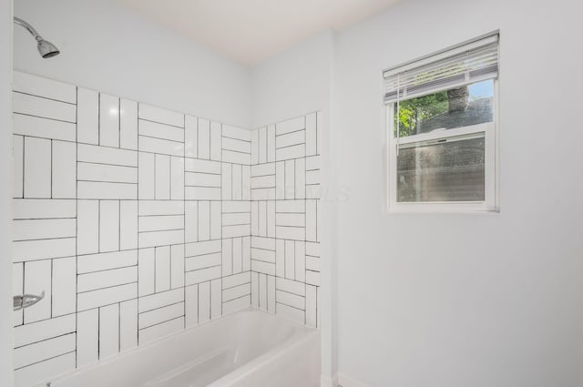 bathroom featuring tiled shower / bath