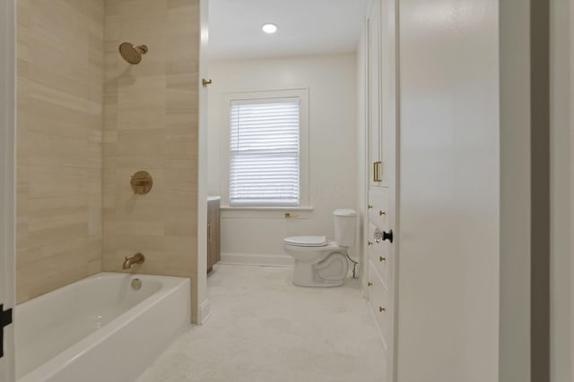 bathroom with tiled shower / bath and toilet