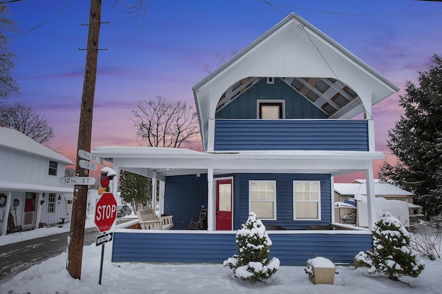 view of front of home featuring a balcony