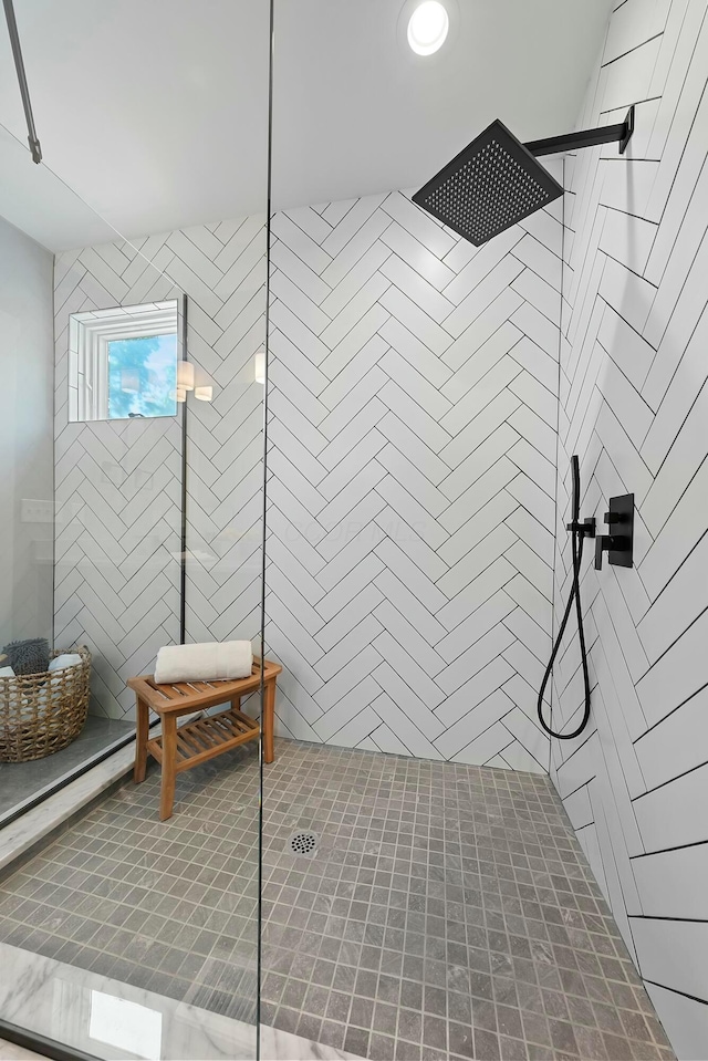 bathroom featuring a tile shower