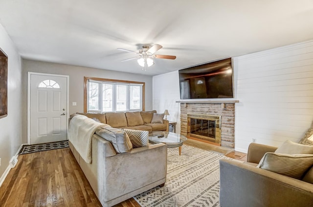 living room featuring light hardwood / wood-style floors and ceiling fan