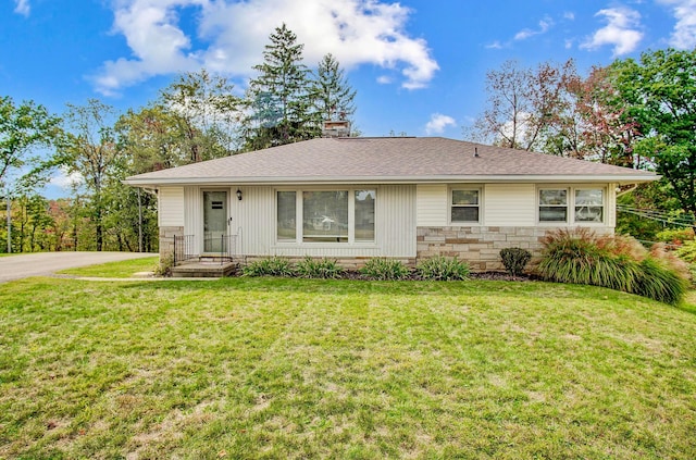 single story home featuring a front lawn