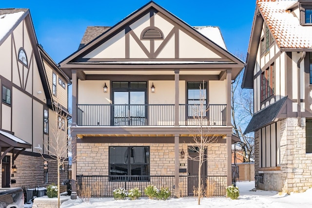 view of front of property featuring a balcony