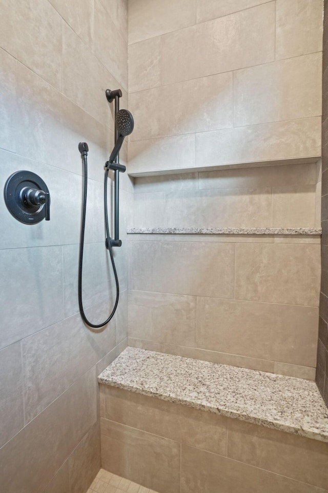 bathroom featuring a tile shower