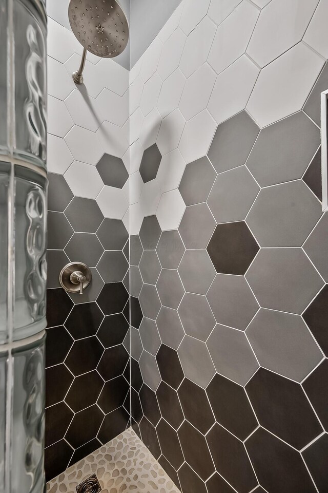 bathroom featuring a tile shower