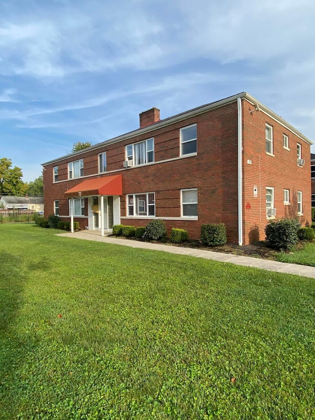 view of front of house featuring a front lawn