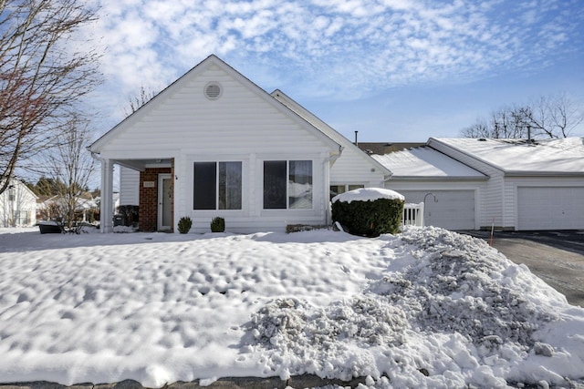 view of front facade featuring a garage