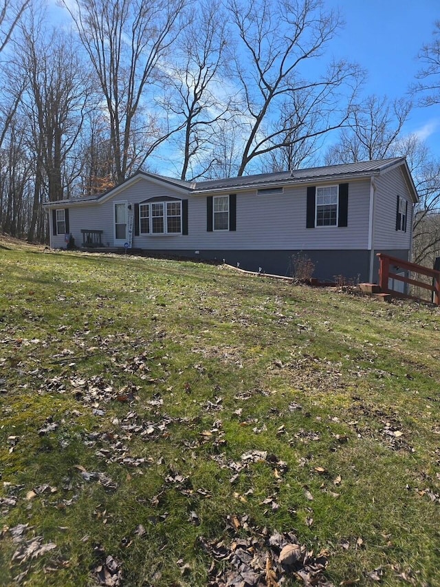 view of front facade featuring a front yard