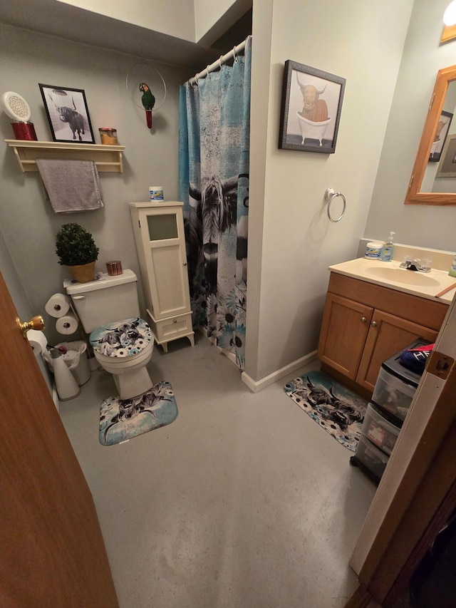 bathroom with toilet, baseboards, a shower with shower curtain, and vanity