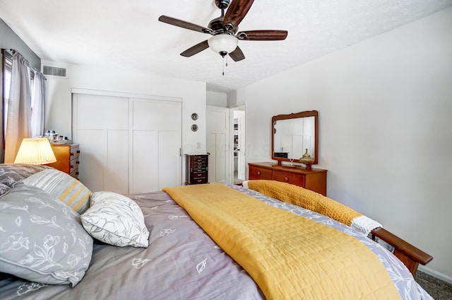 bedroom featuring carpet flooring, ceiling fan, and a closet