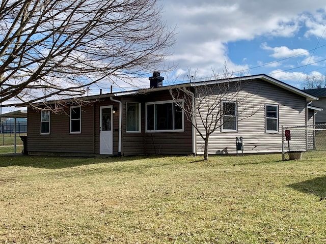 view of front of house featuring a front lawn