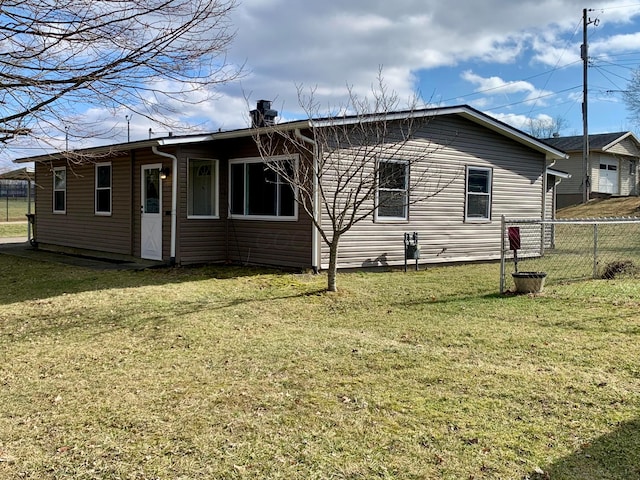 view of front of house featuring a front lawn