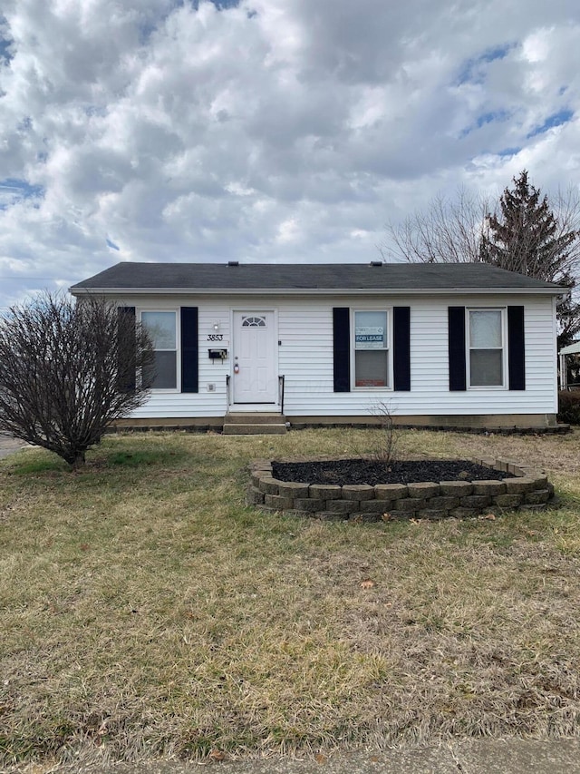 view of front of home featuring a front yard