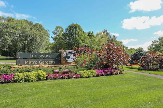 community / neighborhood sign featuring a yard