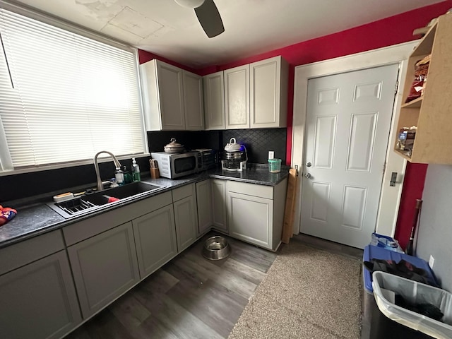 kitchen featuring dark wood-type flooring, sink, gray cabinetry, and ceiling fan