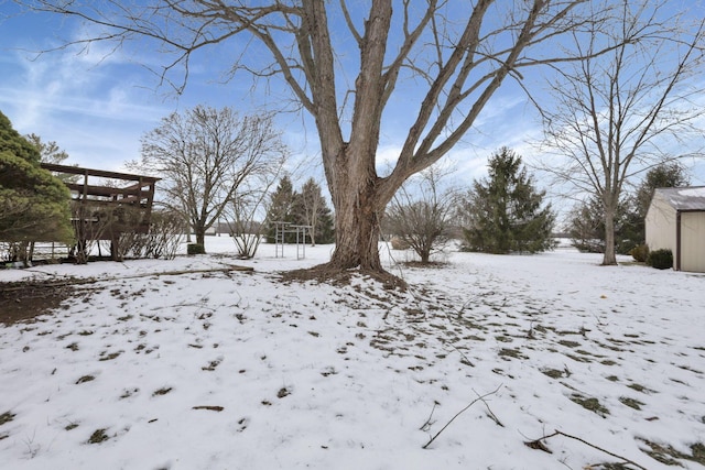 view of yard layered in snow