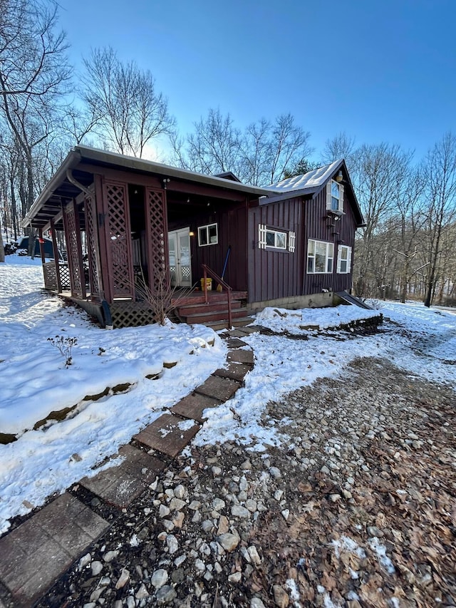 view of front of property featuring a porch