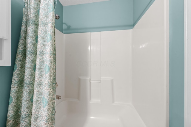 bathroom featuring shower / bath combo