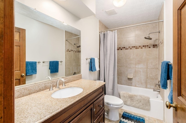 full bathroom with shower / bath combo with shower curtain, vanity, toilet, and a textured ceiling