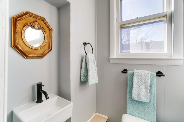 bathroom featuring toilet and sink