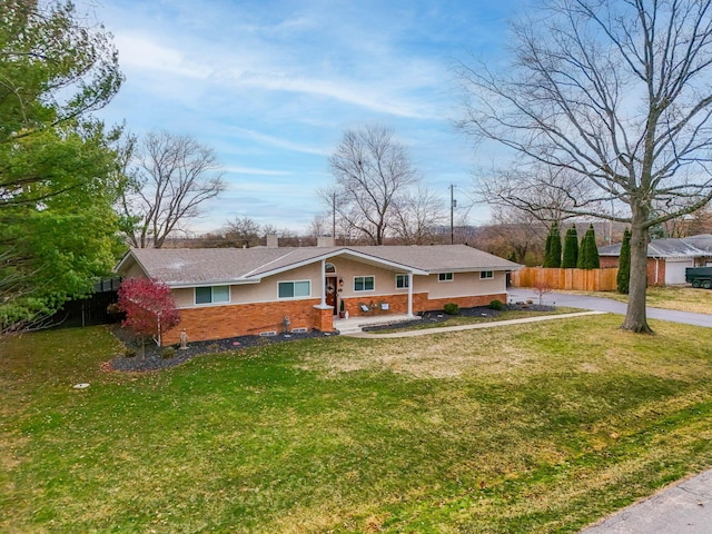 single story home featuring a front lawn