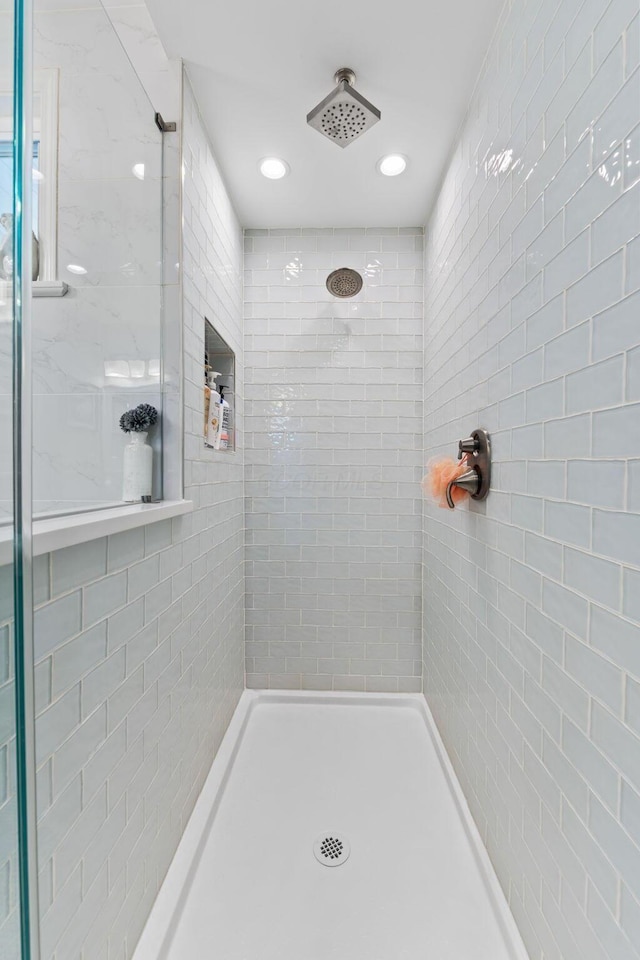 bathroom featuring tiled shower