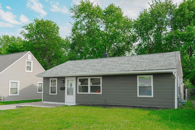 view of front of property with a front yard