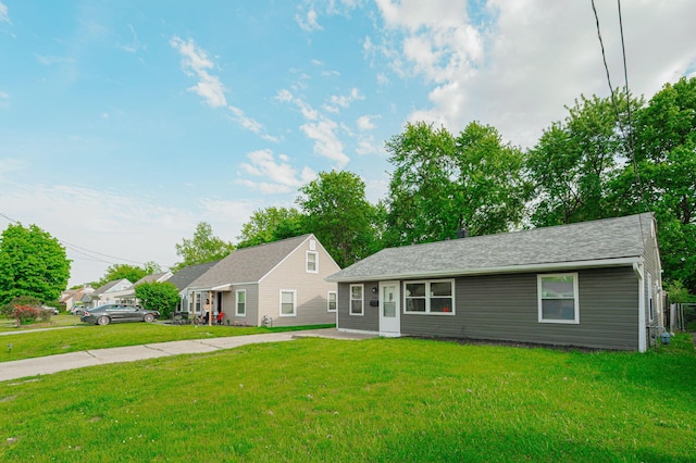 view of front facade featuring a front yard