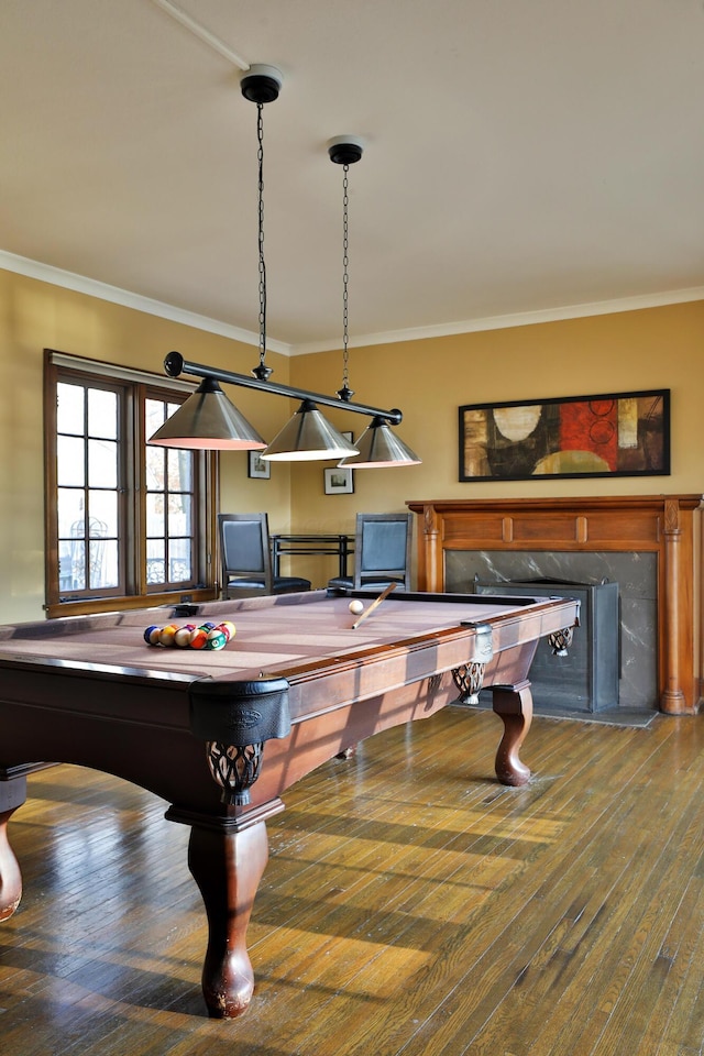 playroom with hardwood / wood-style flooring, ornamental molding, and billiards