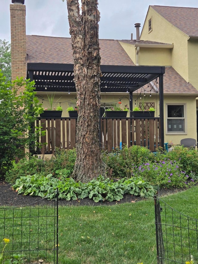 view of yard featuring a pergola