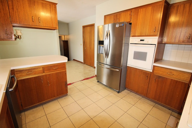 kitchen featuring tasteful backsplash and stainless steel appliances