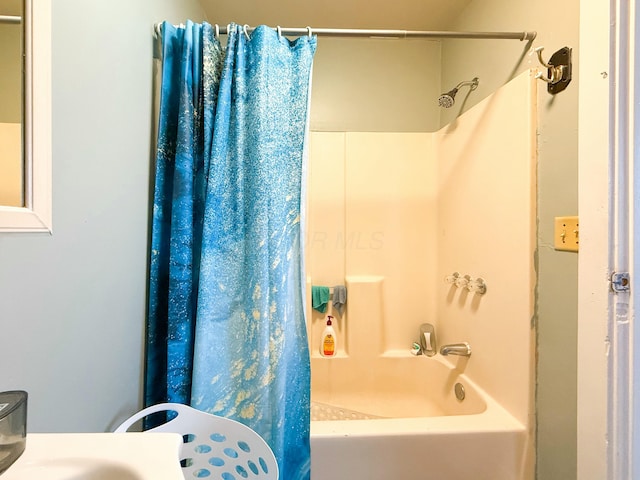 bathroom featuring shower / tub combo