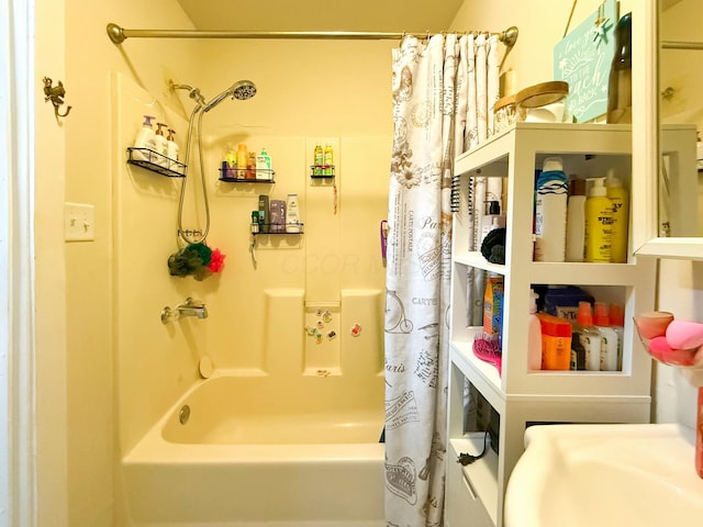 bathroom with shower / bath combo