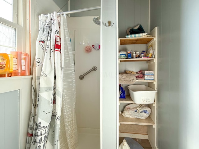 bathroom featuring a shower with shower curtain