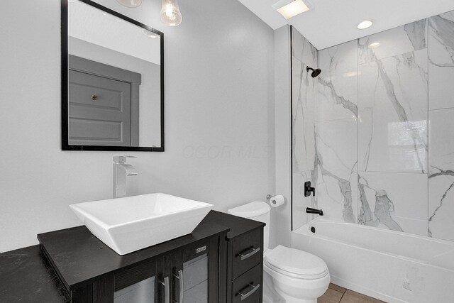 262 N 17th St, Columbus, OH 43203 - full bathroom with toilet, vanity, tile patterned floors, and tiled shower / bath