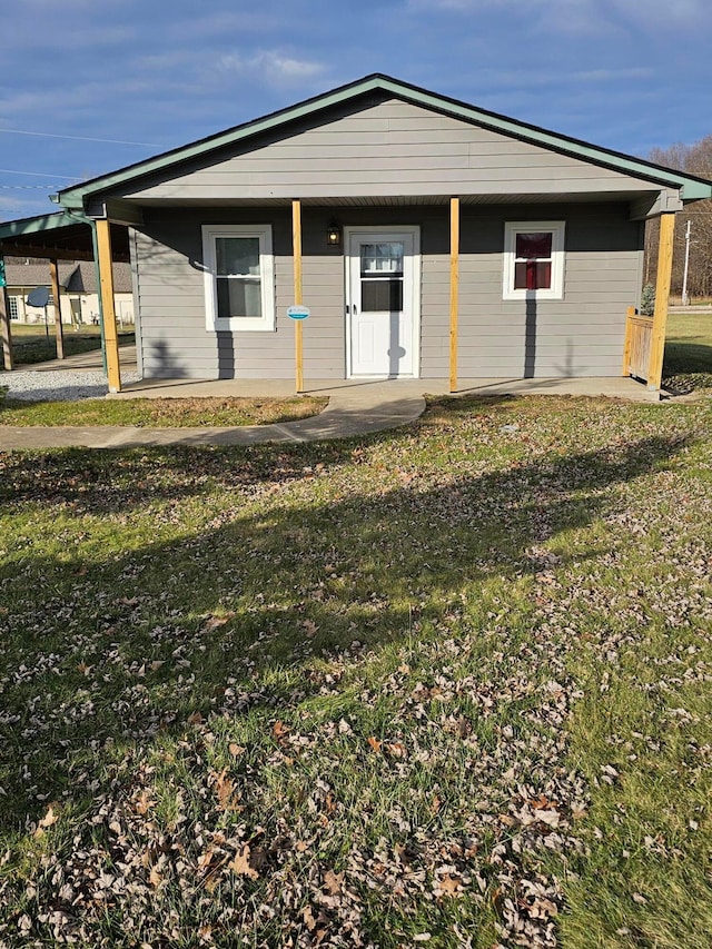 ranch-style home featuring a front lawn