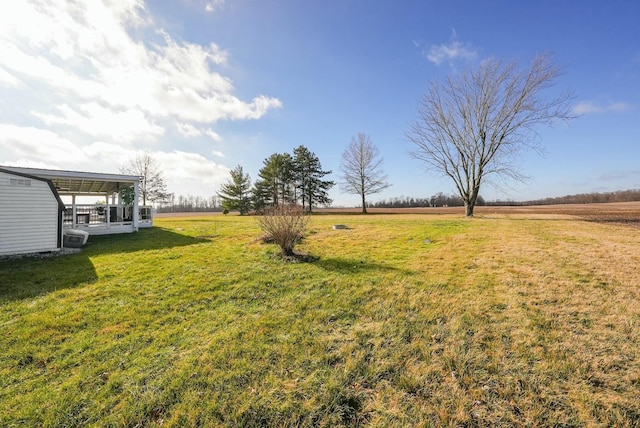 view of yard featuring a rural view