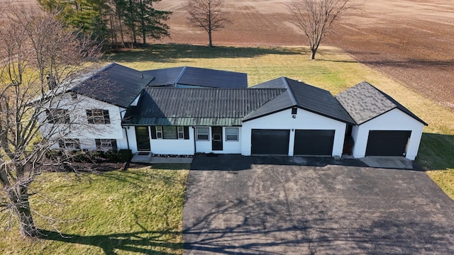 view of front of home featuring a front yard and a garage