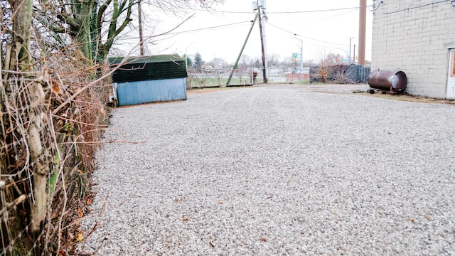 view of yard with a storage unit