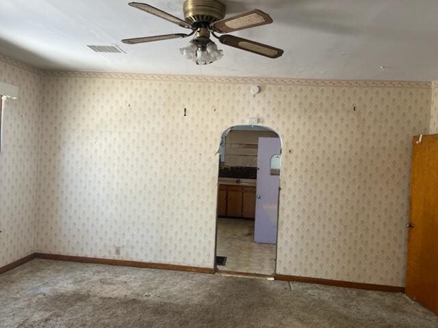 carpeted empty room featuring ceiling fan