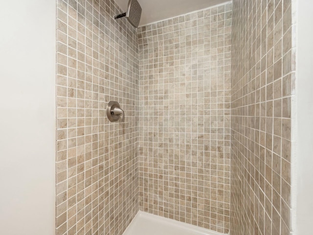 bathroom featuring tiled shower