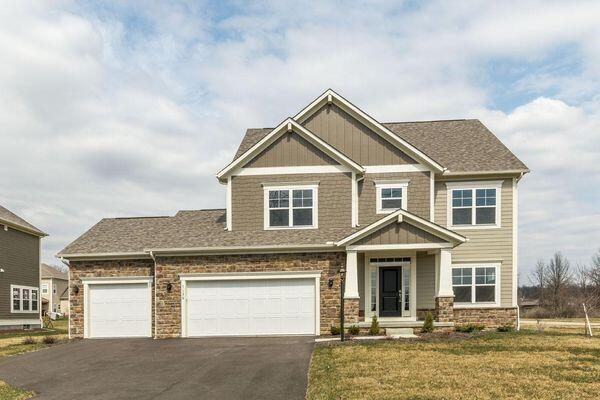 craftsman house with a front lawn