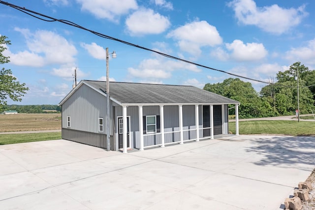 view of front of property with a front yard