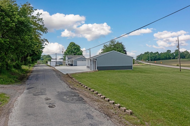 view of front of property featuring a front lawn and a garage