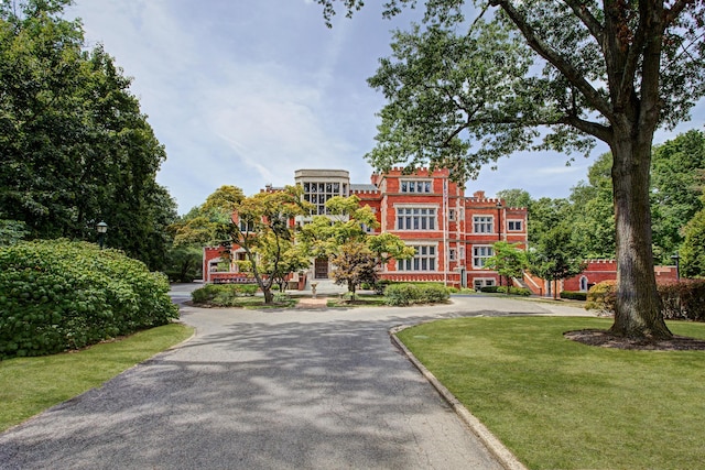 view of property's community featuring a yard